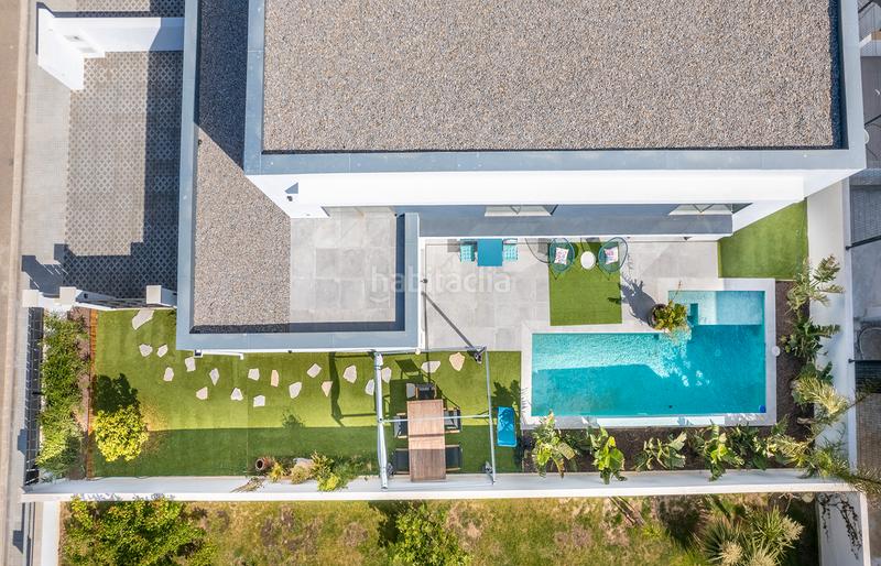 Foto f68fd18e-ee7d-4108-ba3a-e34f6981b83f. Casa  de nueva construcción con 4 dormitorios y piscina en Empuriabrava