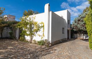 Casa a Montgrí. Casa con patio y varias terrazas cerca de la playa y los comerci