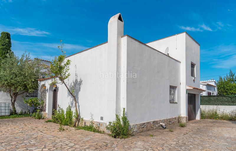 Foto 59263d6b-c470-47b2-9cfd-f9c6085ca6c8. Casa  con patio y varias terrazas cerca de la playa y los comercios en Empuriabrava
