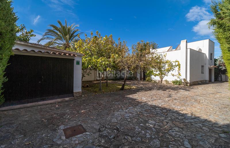 Foto 5b7da522-88c7-44ce-b65f-e1cb849bf1ac. Casa  con patio y varias terrazas cerca de la playa y los comercios en Empuriabrava