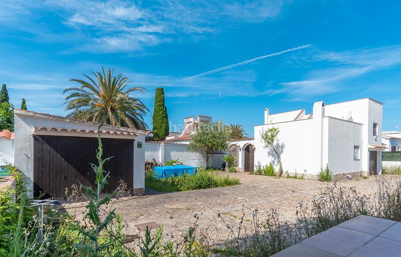 Foto c375fd5d-759e-4691-b9db-b5278cbe2ffa. Casa  con patio y varias terrazas cerca de la playa y los comercios en Empuriabrava