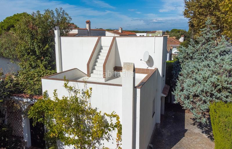 Foto edaf6388-c829-4cc8-906f-35a3d622249c. Casa  con patio y varias terrazas cerca de la playa y los comercios en Empuriabrava