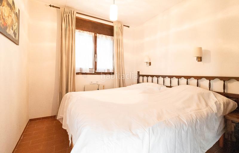 Foto f2a9e906-e3ae-476e-b9c0-54b9b1373000. Casa  con patio y varias terrazas cerca de la playa y los comercios en Empuriabrava