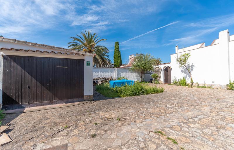 Foto f8f2c9f5-be80-4602-b09b-d72677e657dd. Casa  con patio y varias terrazas cerca de la playa y los comercios en Empuriabrava