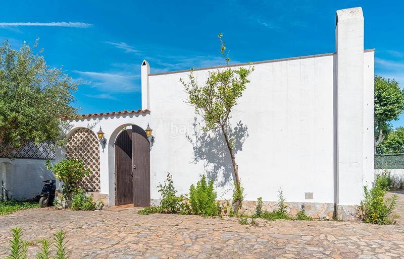 Foto fa40f8f2-0dbc-4427-b64e-cefc114470d3. Casa  con patio y varias terrazas cerca de la playa y los comercios en Empuriabrava