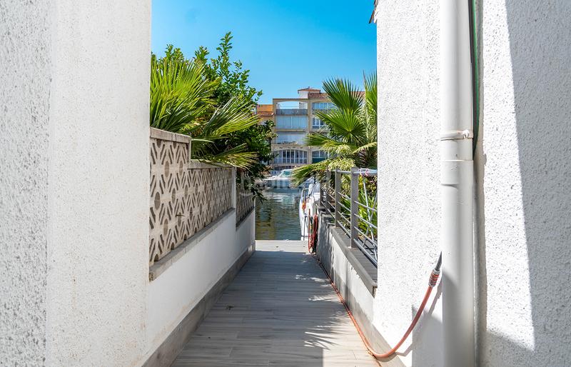 Foto 7b804b60-7757-43c1-aa97-24775f1e97c5. Apartamento  con amarre y vistas al canal en Empuriabrava