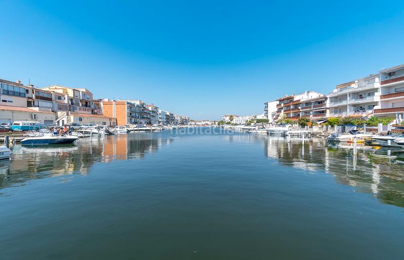Foto f54e482c-5eda-4ecc-8917-cee55e359740. Apartamento  con amarre y vistas al canal en Empuriabrava