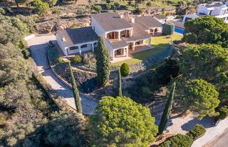 Casa a Pau. Encantadora casa con vistas espectaculares, ideal para alquiler