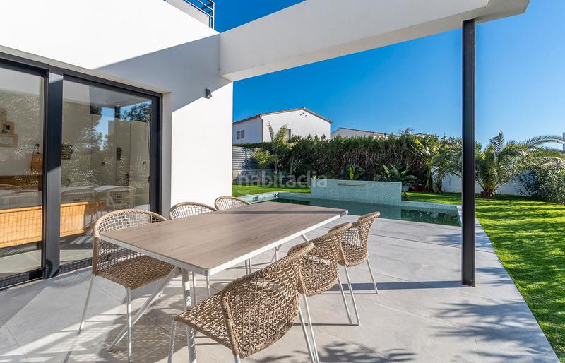 Foto f2ebd432-9015-4ae2-b288-712c25af6620. Casa  moderna cerca de la playa y los comercios en Roses