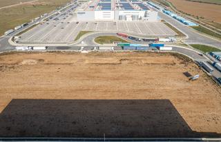 Solar industrial a Camí de siurana 22. Parcela de 22.934 m² en gran centro logístico con licencia para