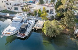 Xalet a Santa Margarida. Casa con 23 metros de amarre para barco y cerca de la playa