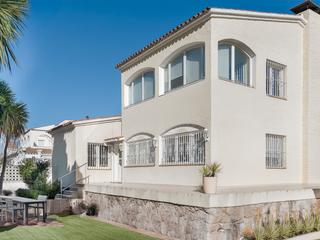 Chalet en Carrer montgrí 66. Encantadora villa orientada al sur a pocos pasos de la playa