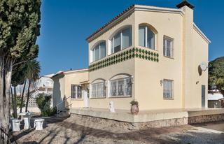 Chalet à Carrer montgrí 66. Encantadora villa orientada al sur a pocos pasos de la playa