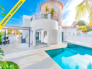 Chalet à Carrer montgrí 58. Hermosa casa  cerca de la playa,  con piscina y licencia turísti