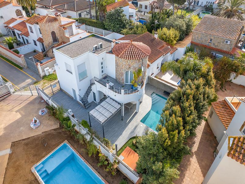 Foto be7f7a5e-32c9-481d-a261-e13210fa0697. Chalet in carrer Montgrí 58 in Montgrí Empuriabrava