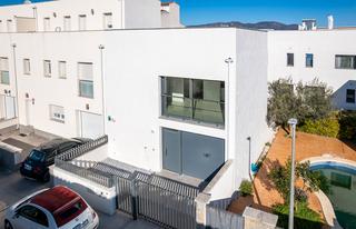 Casa a Sant Maurici. Casa moderna a estrenar con vistas al canal