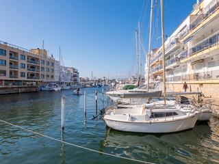Casa a Port Grec - Port Moxó. Casa de obra nueva con amarre de 12 metros, ascensor y a solo 5