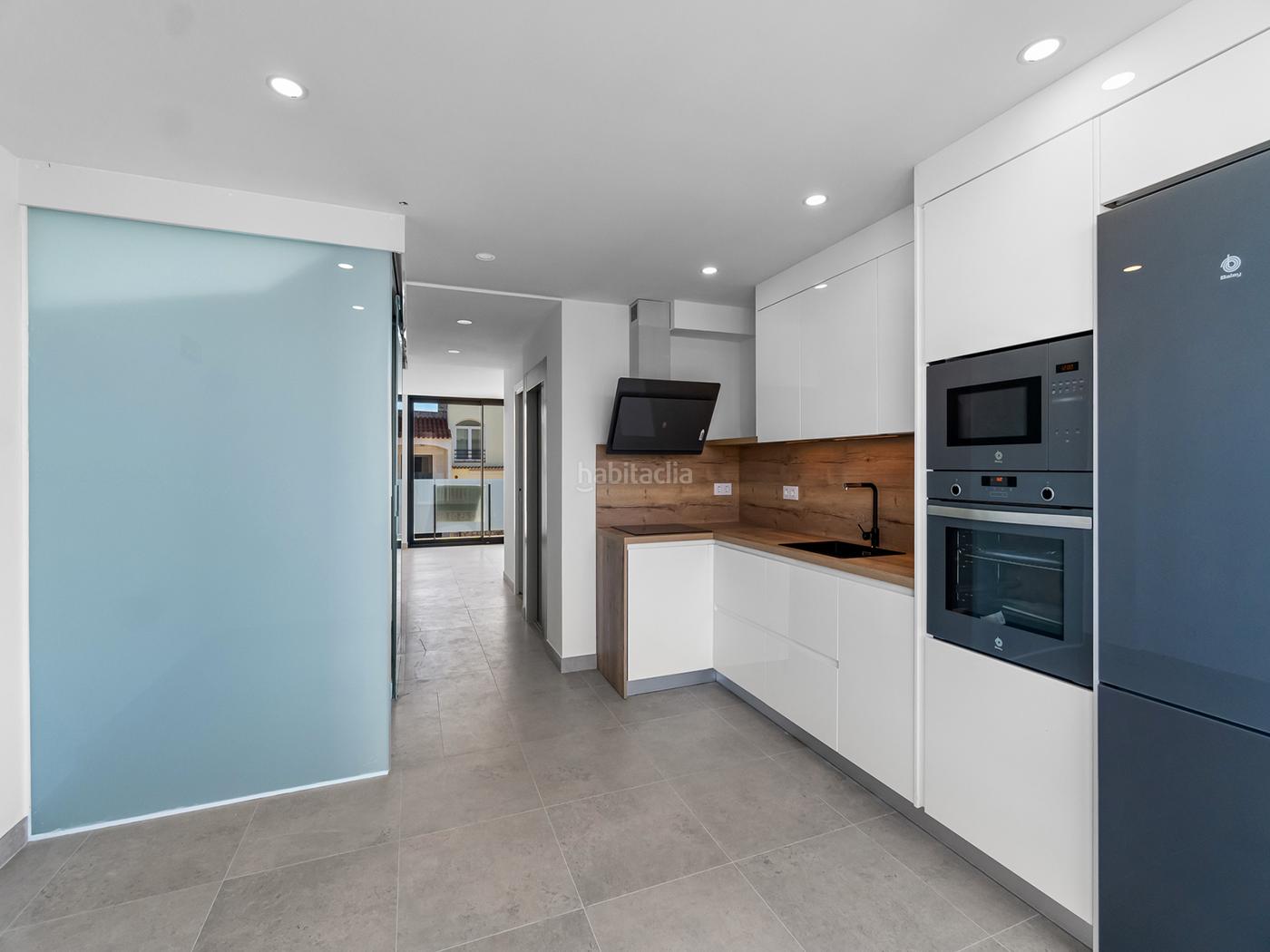 Casa de obra nueva con amarre de 12 metros, ascensor y a solo 5 Empuriabrava
