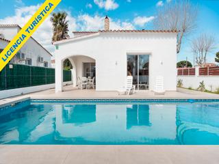 Casa a Montgrí. Con licencia turística, cerca de la playa y los servicios