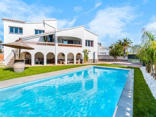 Casa a Montgrí. Casa a 5 minutos de la playa con apartamentos independientes