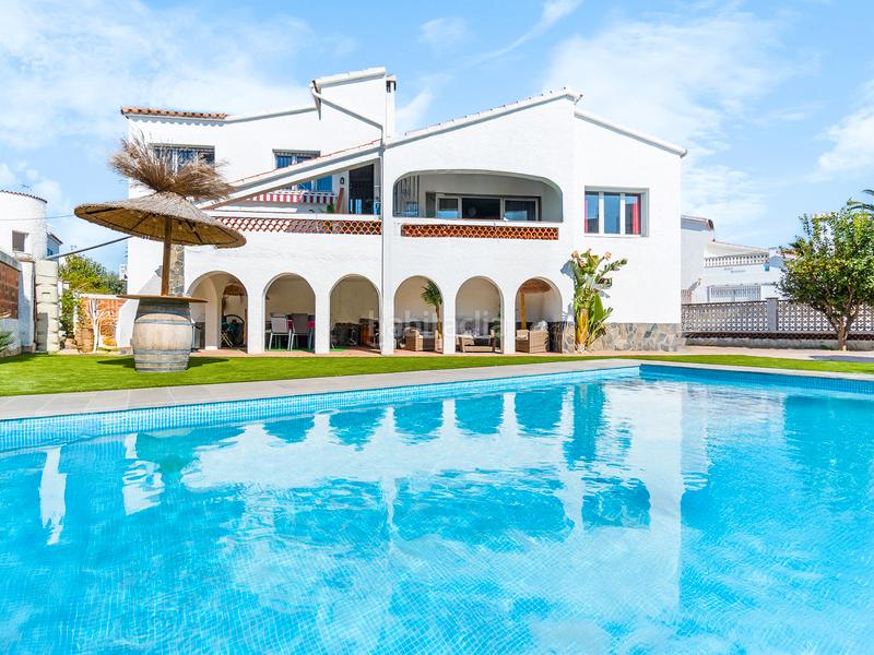 Foto adee7003-d174-436b-a429-9a410903554f. Casa amb aparcament piscina a Montgrí Empuriabrava