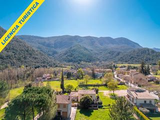 Casa a Albanyà. Casa con 2 viviendas independientes y vistas a la montaña