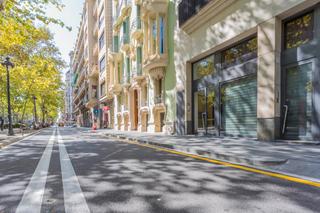 Local commercial à La Nova Esquerra de l´Eixample. Magnífico local comercial de 327 metros cuadrados en gran vía de