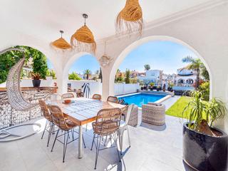 Casa a Port Grec - Port Moxó. Hermosa villa con amarre de 12 x 3 metros cerca de la playa