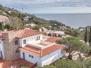Casa a Fornells-Aiguablava. Villa con vistas al mar, piscina y pista de tenis