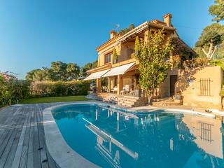 Casa a Tamariu. Villa con gran parcela, piscina y vistas al mar