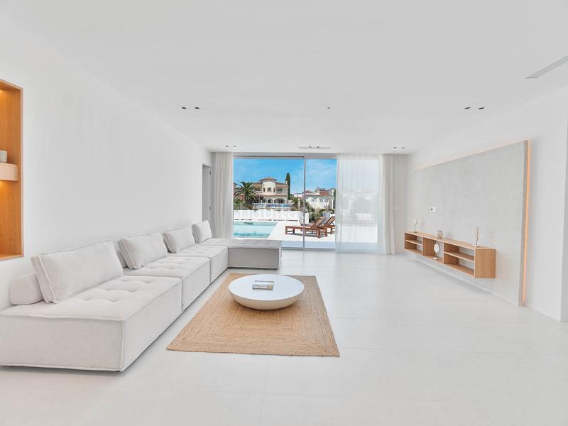 Foto 34f29dd3-ab35-4d70-bfb7-7a270dd10381. Casa espectacular casa en planta baja totalmente renovada con amarre de 15 metros en Empuriabrava