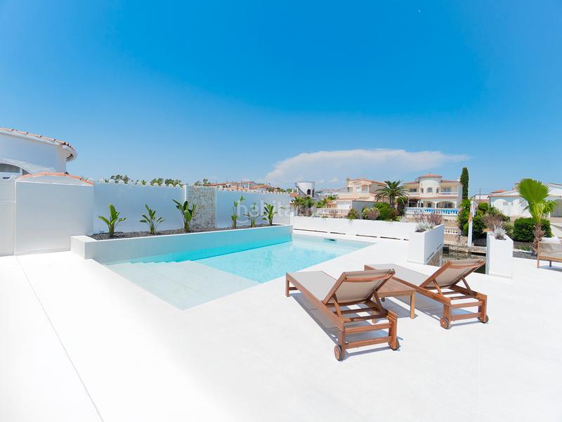 Foto 4b0a6036-ce17-4633-ae3d-c468c2d79650. Casa espectacular casa en planta baja totalmente renovada con amarre de 15 metros en Empuriabrava