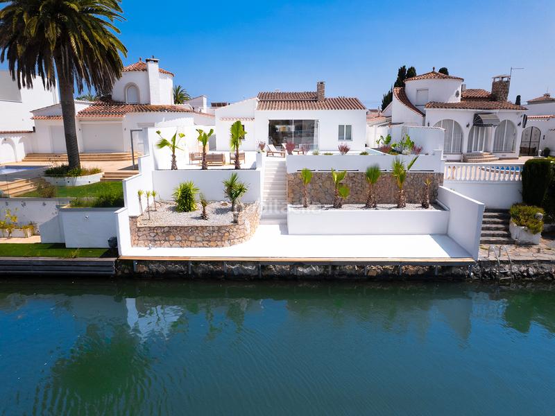 Foto 5731ff7e-f0d2-42b5-b415-fe3ff41aac17. Casa espectacular casa en planta baja totalmente renovada con amarre de 15 metros en Empuriabrava