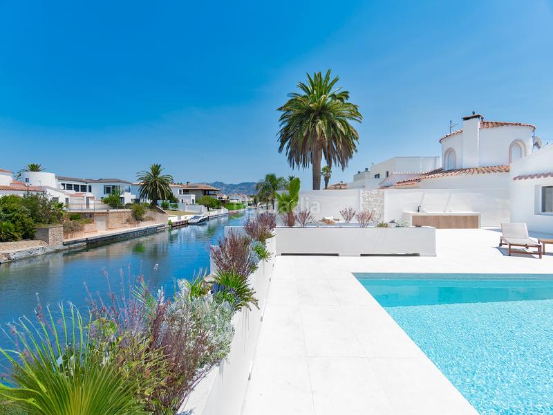 Foto 740fd189-75c7-4ce8-bd08-c4ab6d04dbe0. Casa espectacular casa en planta baja totalmente renovada con amarre de 15 metros en Empuriabrava