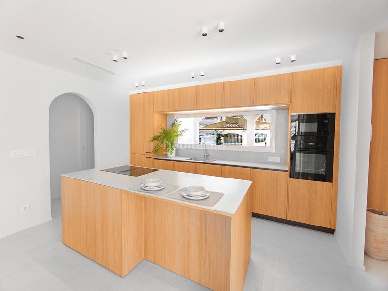 Foto 7b3c2362-6772-4f74-91d8-ad8fd7189a11. Casa espectacular casa en planta baja totalmente renovada con amarre de 15 metros en Empuriabrava