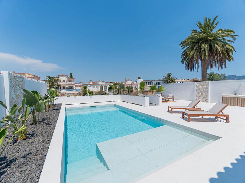 Foto ae2d8153-8584-4ac7-ab5d-8788049d9f1f. Casa espectacular casa en planta baja totalmente renovada con amarre de 15 metros en Empuriabrava