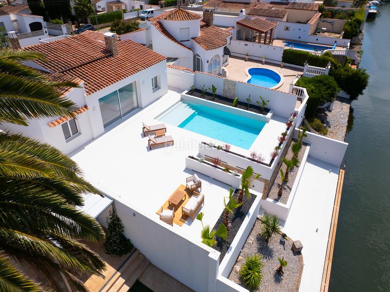 Foto dbbcec17-95f1-424d-9f4c-e4cc30de9ef8. Casa espectacular casa en planta baja totalmente renovada con amarre de 15 metros en Empuriabrava