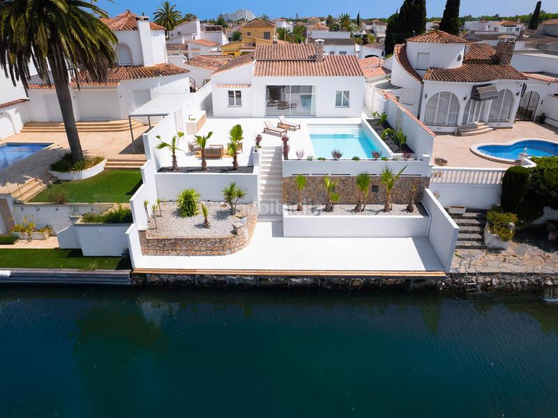 Foto e7017332-71d0-4c53-b461-cc96605f59cd. Casa espectacular casa en planta baja totalmente renovada con amarre de 15 metros en Empuriabrava