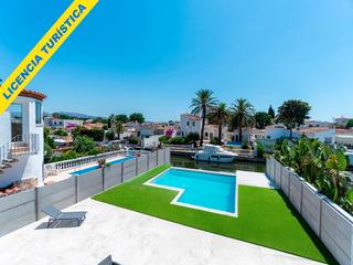 Casa en Cap Ras - Creus - Falconera. Exclusiva casa moderna en empuriabrava con amarre de 12,5 m y pi