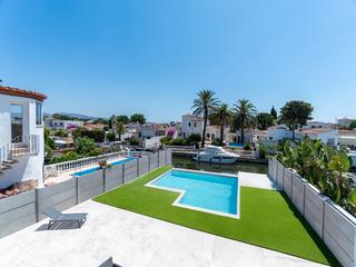Casa a Cap Ras - Creus - Falconera. Exclusiva casa moderna en empuriabrava con amarre de 12,5 m y pi