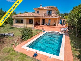 Casa a Peralada. Impecable casa independiente en peralada golf: lujo, espacio y p