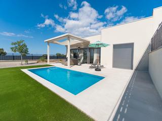 Casa in Carrer frança 10. Casa moderna, con vistas panorámicas y piscina