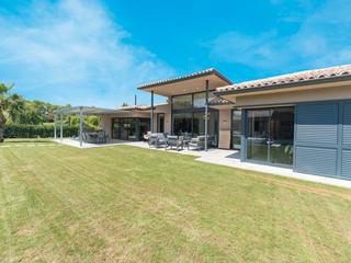 Maison à Navata. Villa de alto standing en golf de torremirona