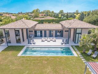 Casa in Navata. Villa de lujo con 2 viviendas independientes en el golf torremir
