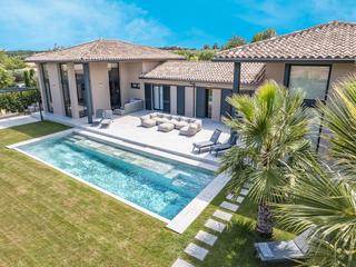 Casa in Navata. Villa de lujo compuesta por 3 viviendas independientes en golf t