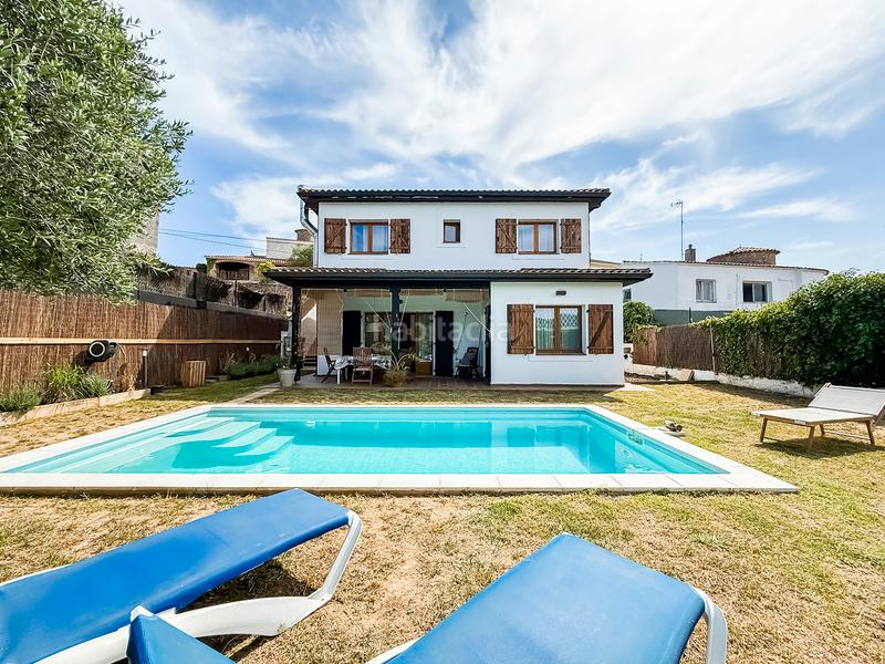 Foto a352311c-2b00-4336-b371-347cd9c4b8f3. Casa en carrer de santa cristina 3 encantadora casa con piscina, placas solares y licencia turística en Calonge