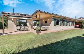 Casa a Navata. Fantástica casa en planta baja en torremirona resort