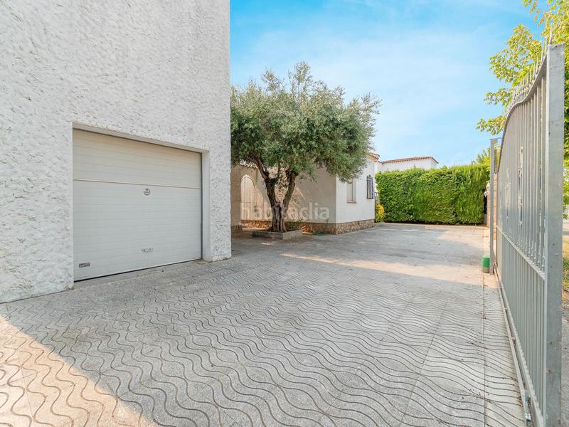 Foto 9c29b5ed-4441-44c5-8d85-c2f708d0217c. House with fireplace parking pool in Cap Ras - Creus - Falconera Empuriabrava