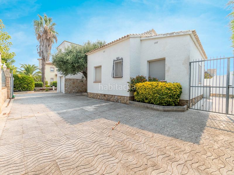 Foto bb28b689-deba-406a-b69d-e0404e5519a8. House with fireplace parking pool in Cap Ras - Creus - Falconera Empuriabrava