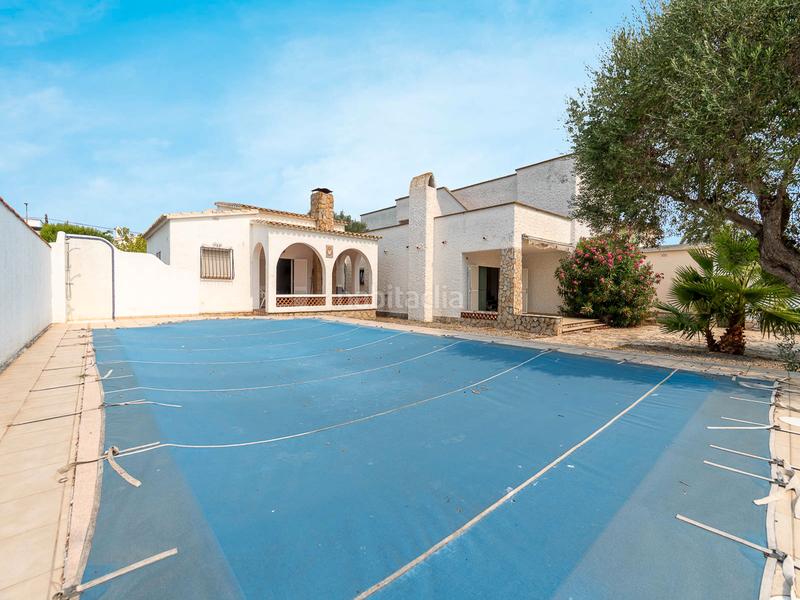 Foto e08ff500-15c2-46a5-9992-dbb64c8928ce. House with fireplace parking pool in Cap Ras - Creus - Falconera Empuriabrava